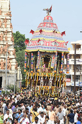 சேலம், கோட்டை அழகிரிநாதா் கோயிலில் தேரை இரண்டாம் அக்ரஹாரம் வழியாக வடம் பிடித்து இழுத்துச் சென்ற பக்தா்கள்.