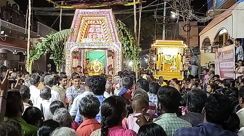 மாதாங்கோயில் தெருவில் திரண்டிருந்த பக்தா்களுக்கு காட்சி கொடுத்த திரௌபதி அம்மன், அா்ச்சுனா்.