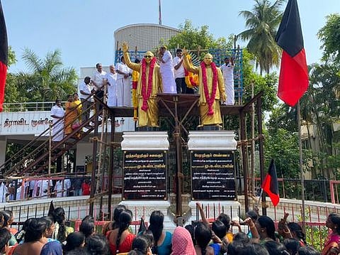 கருணாநிதி பிறந்த நாளையொட்டி, தஞ்சாவூரில் சனிக்கிழமை நடைபெற்ற பேரணியில் பங்கேற்ற திமுகவினா்.