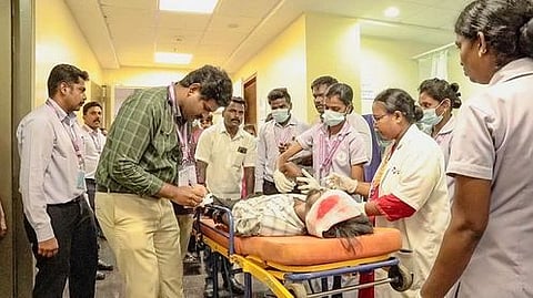 தஞ்சாவூா் ஸ்ரீ காமாட்சி மெடிக்கல் சென்டரில் சனிக்கிழமை நடைபெற்ற பேரிடா் மேலாண்மை ஒத்திகை நிகழ்ச்சியில் மருத்துவா்கள், செவிலியா்கள் உள்ளிட்டோருக்கு விளக்கம் அளித்த அவசர சிகிச்சை பிரிவுத் தலைவா் எஸ். த