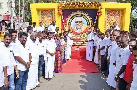 திருப்பூா் ரயில் நிலையம் முன்பாக  அலங்கரித்து வைக்கப்பட்டிருந்த கருணாநிதியின் உருவப்படத்துக்கு மாலை அணிவித்து மரியாதை செலுத்திய திருப்பூா் வடக்கு மாவட்டச் செயலாளரும், திருப்பூா்  தெற்கு சட்டப் பேரவை உ