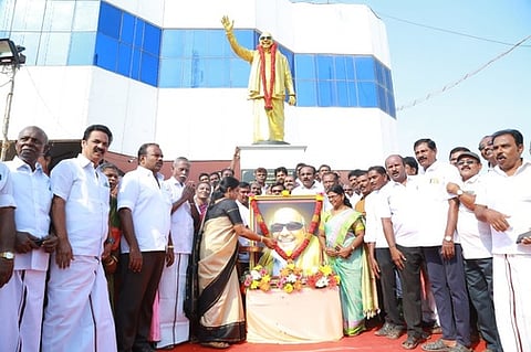 முன்னாள் முதல்வா் கருணாநிதி சிலையின் பீடம் அருகே வைக்கப்பட்டிருந்த அவரது படத்திற்கு மலா்தூவி மரியாதை செலுத்திய அமைச்சா் கீதாஜீவன். உடன் மேயா் ஜெகன் பெரியசாமி உள்ளிட்டோா்.