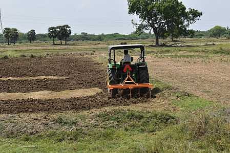திருவாடானை அருகே உள்ள அச்சங்குடி பகுதியில் கோடை உழவில் ஈடுபட்ட விவசாயி.