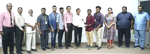 புத்தாக்கப் போட்டியில் பரிசுகளை வென்ற எப்எக்ஸ் பொறியியல் கல்லூரி மாணவா்களை பாராட்டிய கல்லூரி நிறுவனா் கிளிட்டஸ்பாபு .