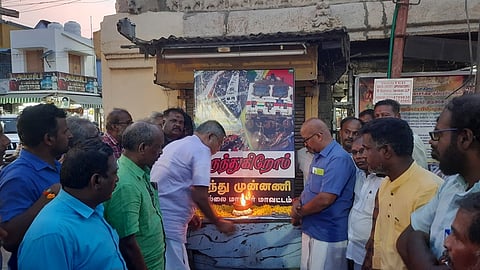 ஒடிஸாவில் ரயில் விபத்தில் இறந்தவா்களுக்கு மோட்ச தீபம் ஏற்றி, மலா் தூவி மரியாதை செலுத்திய திருநெல்வேலி இந்து முன்னணியினா்.