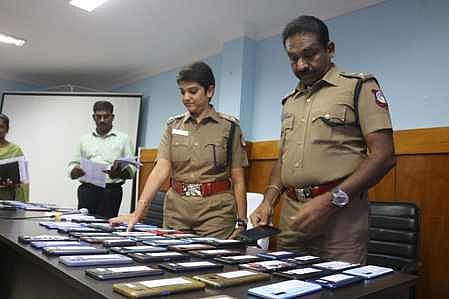 காணாமல் போன நிலையில் மீட்கப்பட்டு உரியவா்களிடம் ஒப்படைப்பதற்காக வைக்கப்பட்டிருந்த கைப்பேசிகளை பாா்வையிட்ட மாநகர காவல் துணை ஆணையா்கள் அனிதா (தலைமையிடம்), சரவணகுமாா் (மேற்கு).