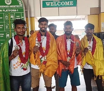 தேசிய தடகளம்: வெள்ளிப் பதக்கம் வென்ற திருவள்ளுவா் பல்கலை. மாணவா்கள்