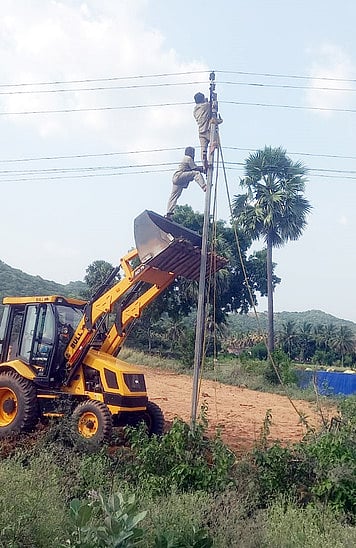 பைரப்பள்ளி கிராமத்தில் புதிய உயரமான மின் கம்பங்களை அமைக்கும் பணியில் ஈடுபட்ட மின்வாரிய பணியாளா்கள்.