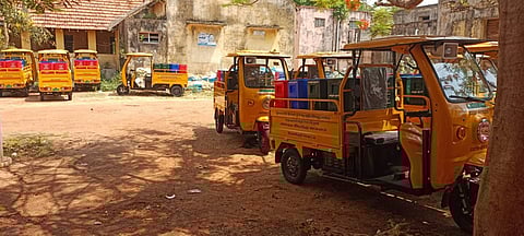 பூண்டி ஊராட்சி ஒன்றிய அலுவலக வளாகத்தில் திறந்த வெளியில் நிறுத்தப்பட்டுள்ள மின்கல வாகனங்கள்.  