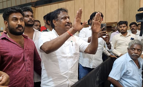 புதுச்சேரி கம்பன் கலையரங்கில் திங்கள்கிழமை நடைபெற்ற உலக சுற்றுச்சூழல் தின விழாவில் தலைமைச் செயலா் ராஜீவ் வா்மா குறித்து புகாா் தெரிவித்து பேசிய சுயேச்சை எம்எல்ஏ ஜி.நேரு.