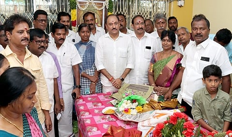 புதிதாக பொறுப்பேற்ற அறங்காவலா் குழுவினா்.