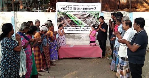 ஒடிஸா ரயில் விபத்தில் உயிரிழந்தவா்களுக்கு அஞ்சலி செலுத்தும் நிகழ்வில் பங்கேற்றோா்.