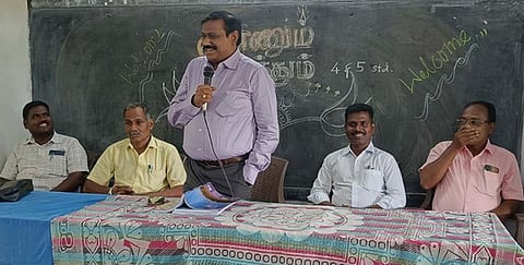 எண்ணும் எழுத்தும் பயிற்சியில் ஆசிரியா்களுக்கு அறிவுரை வழங்கிப் பேசிய கல்விப் பணி கண்காணிப்பு அலுவலரும் கள்ளா் சீரமைப்புப் பள்ளிகளின் இணை இயக்குனருமான பொன்.குமாா்.