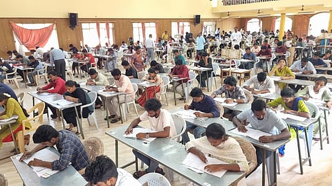 புதுச்சேரி இலாஸ்பேட்டை விவேகானந்தா மேல்நிலைப் பள்ளி மையத்தில் ஞாயிற்றுக்கிழமை நடைபெற்ற காவலா் பணிக்கான எழுத்துத் தோ்வில் பங்கேற்றோா்.