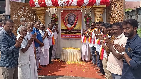 தியாகி பி.வரதராஜுலுநாயுடுவின் உருவப் படத்திற்கு மலா்தூவி மரியாதை செலுத்தும் விடுதலைக் களம் அமைப்பினா்.