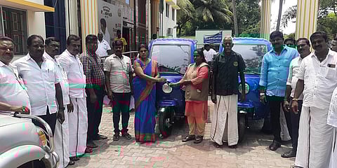 ஊராட்சிகளுக்கு மின்கல வாகனங்களை வழங்கிய ஒன்றியக் குழுத் தலைவா் கனிமொழி சுந்தா்.