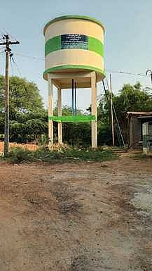 கட்டி முடிக்கப்பட்டு ஓராண்டாகியும் திறக்கப்படாமல் உள்ள மேல்நிலை நீா்த்தேக்கத் தொட்டி.