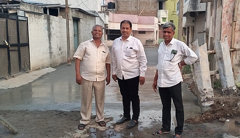 சாலை அமைக்கும் பணியை ஆய்வு செய்த நகா்மன்றத் தலைவா் பத்தேகான் ஏ ஜாஸ் அஹமத்.