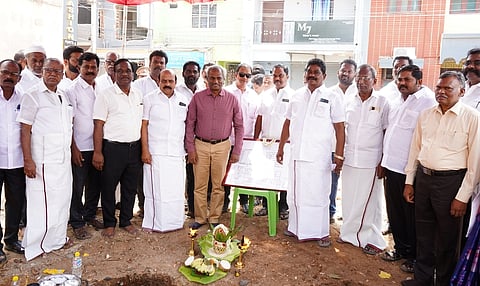 ஆம்பூா் அரசு மருத்துவமனையில் கட்டுமானப் பணி தொடக்க விழாவில் பங்கேற்ற ஆட்சியா் தெ. பாஸ்கர பாண்டியன் மற்றும் சட்டப்பேரவை உறுப்பினா்கள் க. தேவராஜி, அ.செ. வில்வநாதன்.