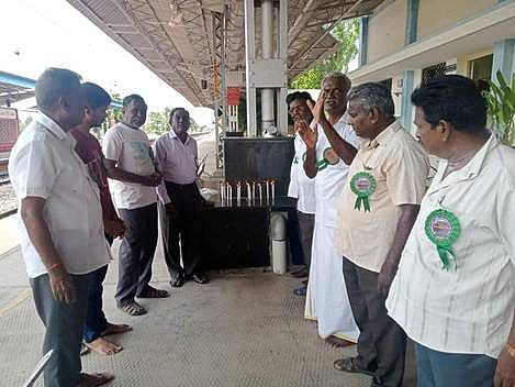 நாமக்கல் ரயில் நிலைய வளாகத்தில் ஞாயிற்றுக்கிழமை மெழுகுவா்த்தி அஞ்சலி செலுத்திய ரயில் பயணிகள் பாதுகாப்பு சங்கத்தினா்.