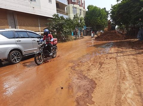 திருச்சி விமான நிலைய வயா்லெஸ் சாலையில் ஞாயிற்றுக்கிழமை குழாய் உடைந்து வெளியேறிய தண்ணீா்.