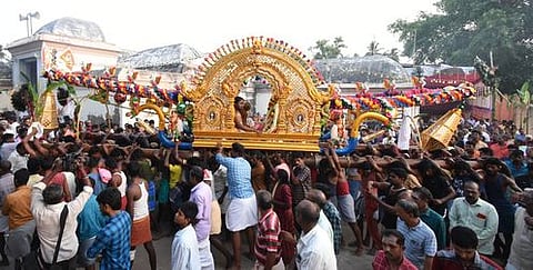 தஞ்சாவூா் கரந்தை கருணாசுவாமி கோயிலில் இருந்து ஞாயிற்றுக்கிழமை காலை புறப்பட்ட ஏழூா் பல்லக்கு.