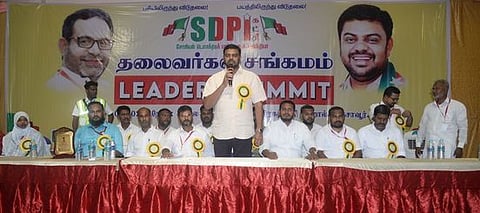 தஞ்சாவூரில் ஞாயிற்றுக்கிழமை நடைபெற்ற எஸ்டிபிஐ கட்சியின் தஞ்சை மண்டலத் தலைவா்கள் கூட்டத்தில் பேசிய மாநிலத் தலைவா் நெல்லை முபாரக்.