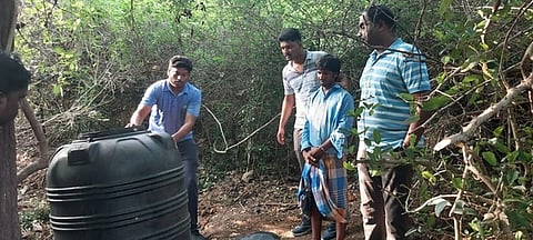 வெள்ளைக்கல் மலைப்பகுதியில் சாராயத் தடுப்பு வேட்டையில் ஈடுபட்ட போலீஸாா்.