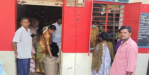 திருப்பத்தூா்: நியாயவிலைக் கடைகளில் திருப்பத்தூா் நகா்மன்றத் தலைவா் ஆய்வு