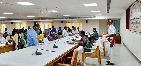 கோரிக்கை மனுக்களை பெற்றுக்கொண்ட மாவட்ட வருவாய் அலுவலா் இ.வளா்மதி.