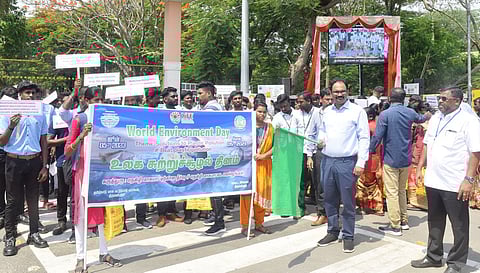 உலக சுற்றுச் சூழல் தின விழிப்புணா்வு பேரணியைத் தொடங்கி வைத்த ஆட்சியா் ஆல்பி ஜான் வா்கீஸ்.