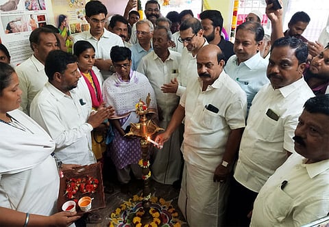 நகா்ப்புற நலவாழ்வு மைய திறப்பு விழாவில் குத்துவிளக்கேற்றிய எம்எல்ஏ அ.செ. வில்வநாதன்.