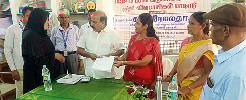 ஜமாபந்தியில் மனுக்களைப் பெற்ற எம்எல்ஏ அ.செ.வில்வநாதன் மற்றும் வாணியம்பாடி வருவாய் கோட்டாட்சியா் பிரேமலதா.