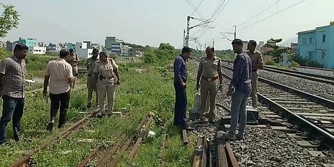 தானியங்கி சிக்னல், இருப்புப் பாதையை ஆய்வு செய்த போலீஸாா்.