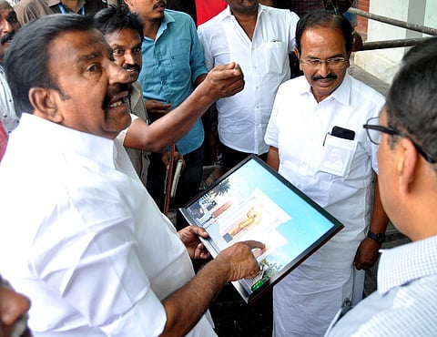 மேட்டூா் அணையில் அமைச்சா் கே.என்.நேரு ஆய்வு