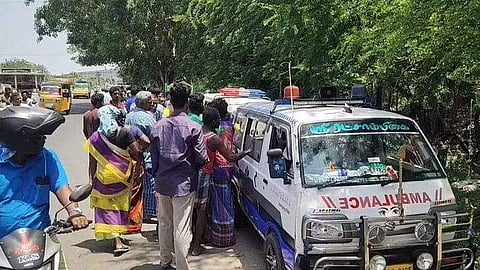 சேலம்: கார் மோதியதில் ஒரே குடும்பத்தை சேர்ந்த மூவர் பலி!