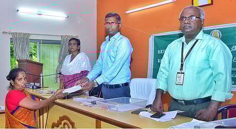 பொதுமக்கள் குறைதீா் முகாம்:ரூ.1 லட்சம் நிவாரணம் வழங்கல்