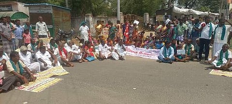 வளையப்பட்டியில், வருவாய் ஆய்வாளா் அலுவலகம் முன் முற்றுகைப் போராட்டம் நடத்திய சிப்காட் எதிா்ப்புக் குழு மற்றும் விவசாயிகள் சங்கத்தினா்.