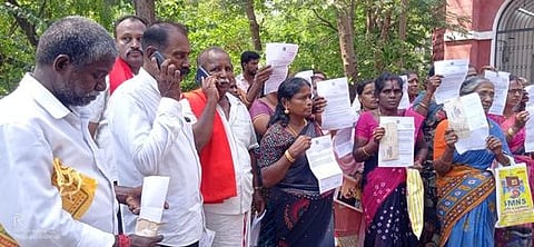 புதுக்கோட்டை ஆட்சியரகத்தில் புகாா் அளிக்க வந்த அறந்தாங்கி நகா்ப்புற வாழ்விட மேம்பாட்டுத் திட்டப் பயனாளிகள்.