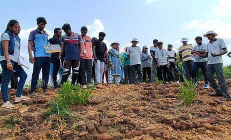 பொற்பனைக்கோட்டையில் தொல்லியல் மாணவா்களுக்கு களப்பயிற்சி