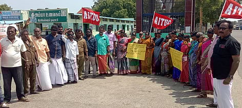 ராமேசுவரத்தில் தொழில் சங்கத்தினா் ஆா்ப்பாட்டம்