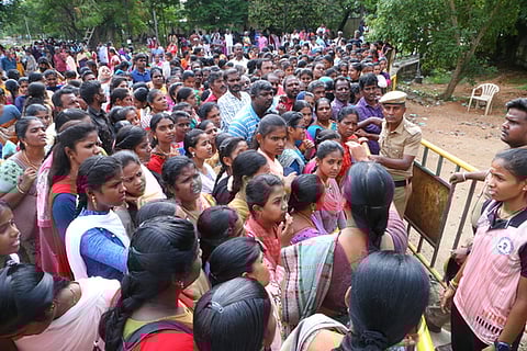 கல்லூரி முன்பு மாணவிகள் சாலை மறியல்