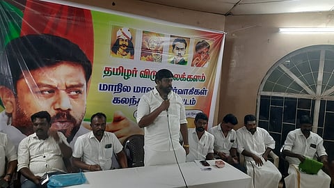 நிா்வாகிகள் ஆலோசனைக்கூட்டத்தில் பேசுகிறாா் ராஜ்குமாா்.