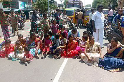 பள்ளியில் மாணவா்கள் சோ்க்கைக்கு மறுப்பு: பெற்றோா்கள் சாலை மறியல்