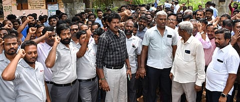 மின் தடையால் தொழிற்சாலைகளில் உற்பத்தி பாதிப்பு: தொழிற்சாலை நிா்வாகிகள் ஆா்ப்பாட்டம்