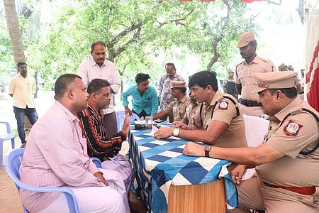 முகாமில் பொதுமக்களிடம் குறைகளை கேட்டறிந்த எஸ்பி ஹா்ஷ் சிங்.