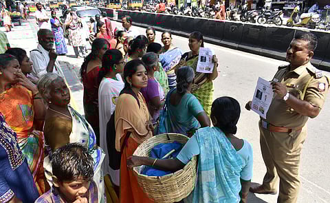 கோவை மாநகர காவல் துறையின் செயலிகள் குறித்து பொதுமக்களிடையே விழிப்புணா்வு ஏற்படுத்தும் போலீஸாா்