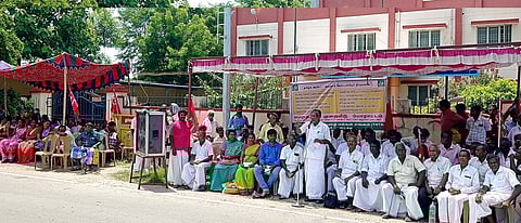 அரூரில் செவ்வாய்க்கிழமை ஆா்ப்பாட்டத்தில் ஈடுபட்ட தமிழ்நாடு மலைவாழ் மக்கள் சங்கத்தினா்.