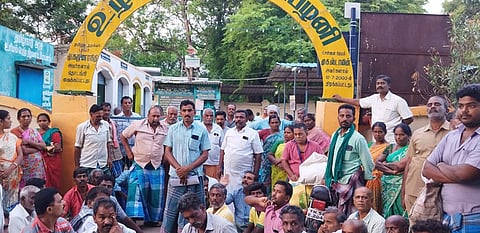 பழனியில் விவசாயிகள் தா்னா