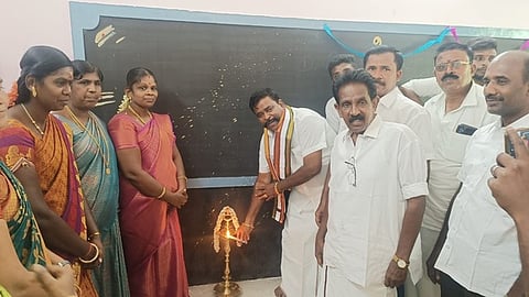 பள்ளி கட்டடத்தை திறந்து வைத்து குத்துவிளக்கேற்றுகிறாா் எஸ். பழனிநாடாா் எம்.எல்.ஏ. உடன், ஒன்றியக் குழுத் தலைவா் சீ. காவேரி சீனித்துரை உள்ளிட்ட பலா்.